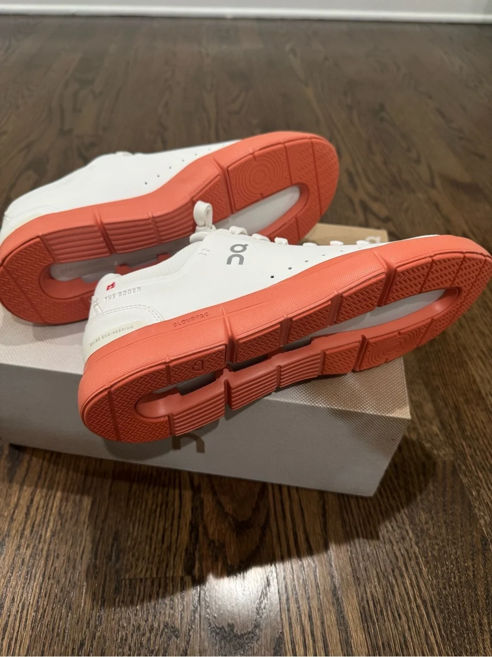 On Cloud The Roger’s Advantage Running White / Canyon Sneakers Swiss Preformance